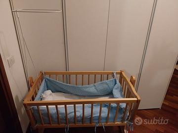 Culla a baldacchino in legno con ruote
