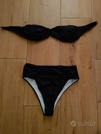 Bikini a fascia con slip sgambato