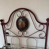 Letto antico in ferro con medaglione dipinto