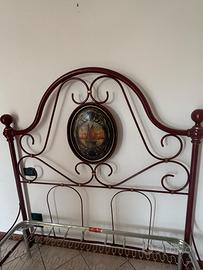 Letto antico in ferro con medaglione dipinto
