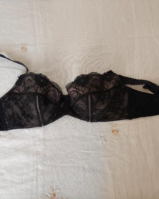 Reggiseno nero in pizzo