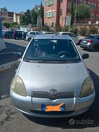 Auto privata ben tenuta (Toyota Yaris 2000)