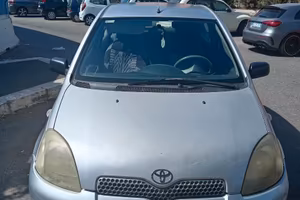 Auto privata ben tenuta (Toyota Yaris 2000)