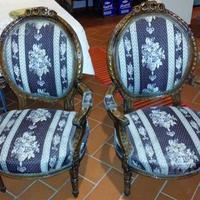 Coppia di poltrone in legno e tessuto ricamato