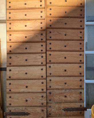 Portone in legno con borchie
