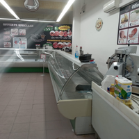 Tutto l'arredamento e attrezzatura macelleria