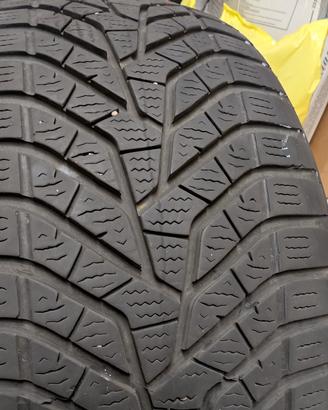 Gomme Yokohama BluEarth Winter 225 40 R 18
