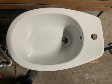 Bidet in ceramica sanitaria