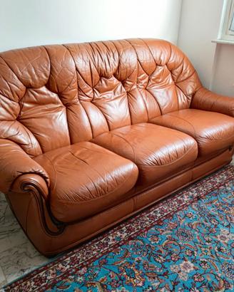 Divano letto e poltrona in pelle