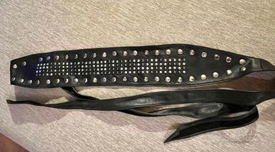 Cintura in pelle con borchie