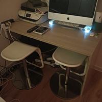 scrivania con due sgabelli 