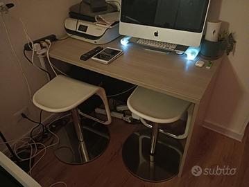 scrivania con due sgabelli 