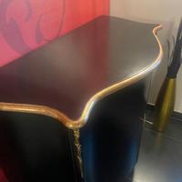 mobile nero in foglia oro