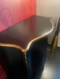 mobile nero in foglia oro