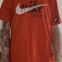 T-shirt Nike arancione “Just Do It”