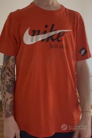 T-shirt Nike arancione “Just Do It”