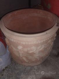 Fioriera in terracotta decorata con putti