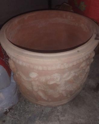 Fioriera in terracotta decorata con putti
