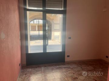 Via umberto Bra locale con 2 vetrine