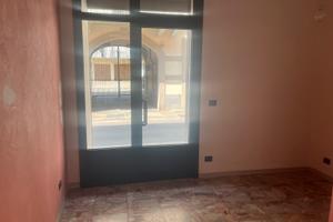 Via umberto Bra locale con 2 vetrine