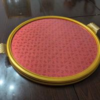 Vassoio damascato rosso con cornice dorata