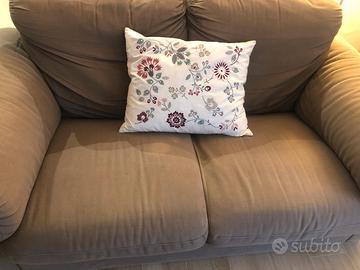 divano due posti con seduta ampia