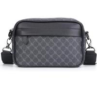 Tracolla in pelle uomo elegante