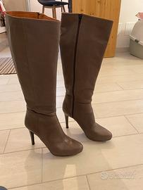 Stivale in pelle con tacco, tg. 39 color tortora