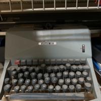 Macchina da scrivere olivetti