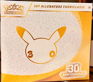 Pokemon 30 Anniversario ETB Set Allenatore 30th IT