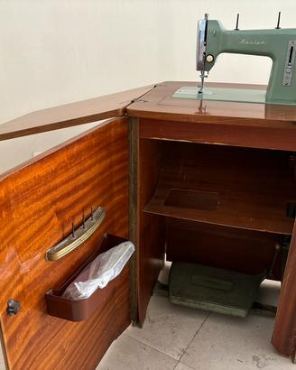 Macchina da cucire Ariete con mobile legno