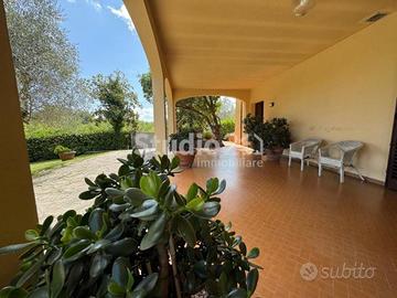 Villa di 260 m² con più di 5 locali e box auto a F