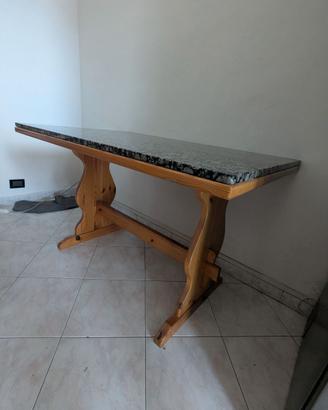 Tavolo con top in marmo