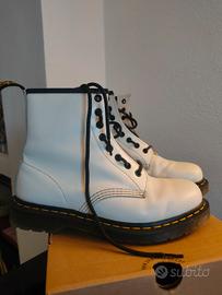 Anfibi bianchi dr martens best sale