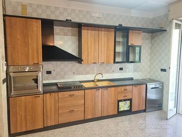 cucina con elettrodomestici