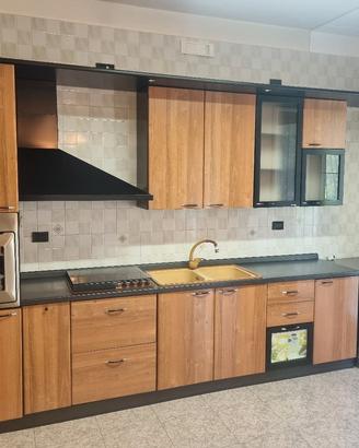 cucina con elettrodomestici 