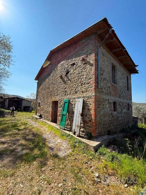 Rustico / Casale di 250 m² con più di 5 locali a B - Vista 4