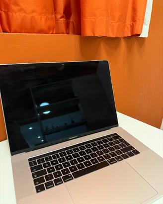 MacBook Pro 15 2017 i7 • 16GB • 256GB