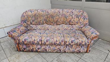 DIVANO TESSUTO CON INSERTI IN LEGNO MULTICOLORE