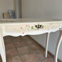 Tavolino shabby chic decorato a mano con cassetto