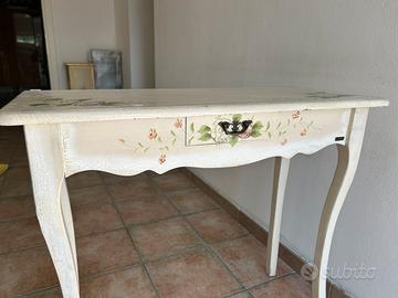 Tavolino shabby chic decorato a mano con cassetto