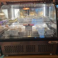 1 vetrina bar e  1 congelatore motta
