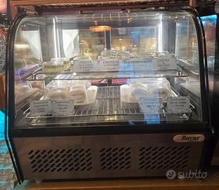 1 vetrina bar e  1 congelatore motta