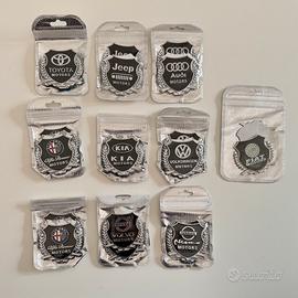 Adesivi 2 in metallo di varie marche auto