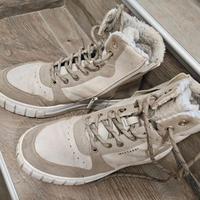 Sneakers alte o scarponi invernali