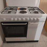 Cucina monoblocco Indesit con forno elettrico