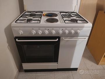 Cucina monoblocco Indesit con forno elettrico