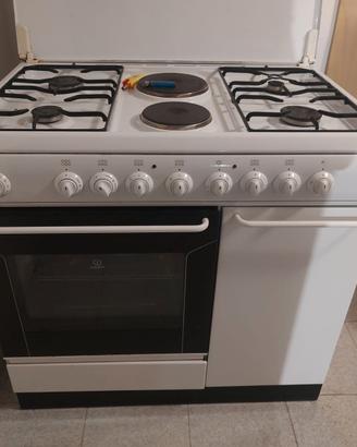 Cucina monoblocco Indesit con forno elettrico