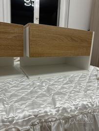 Comodini sospesi letto