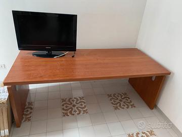 Scrivania in legno da ufficio